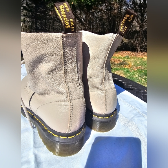 Authentic Dr. Martens 1460 Pascal Virginia Leather Boots – Parchment Beige - Picture 3 of 16